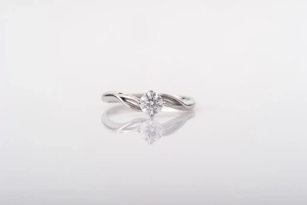 Alliance femme : le guide pour choisir votre bague de mariage