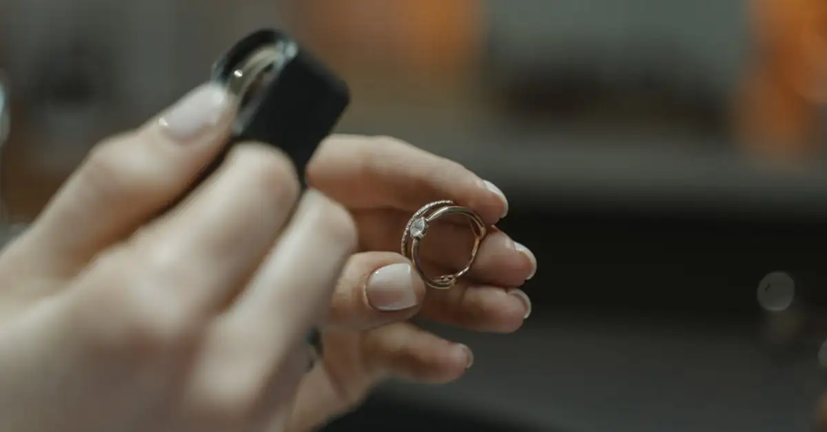 Bague breloque : le charme discret à votre doigt