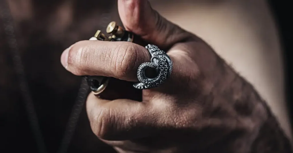 Bague Pierre Noire pour Homme : Style et Mystère