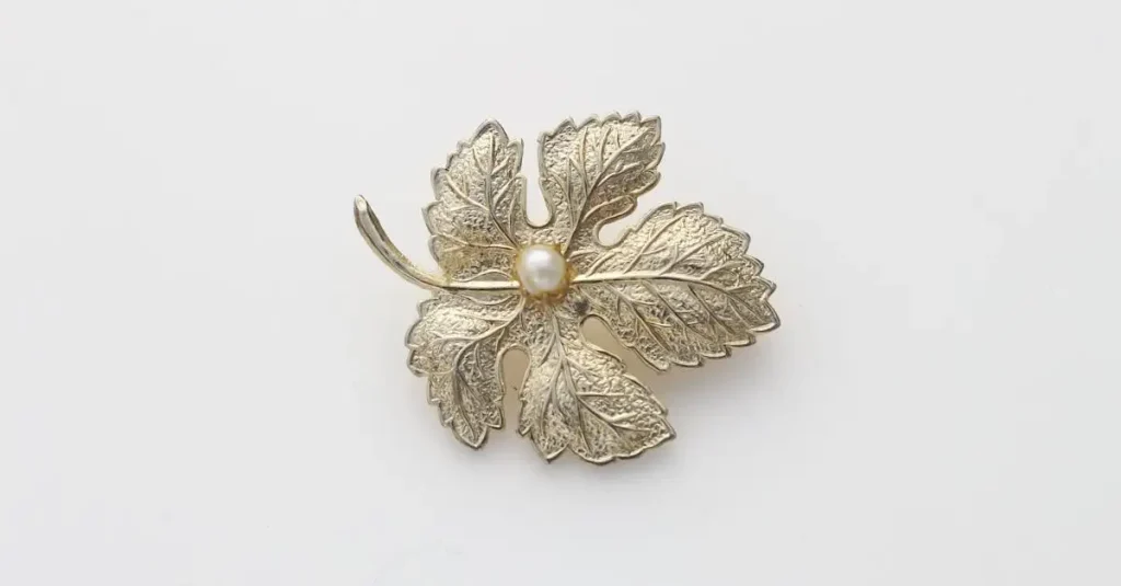 Acheter une broche élégante pour vos vêtements de femme