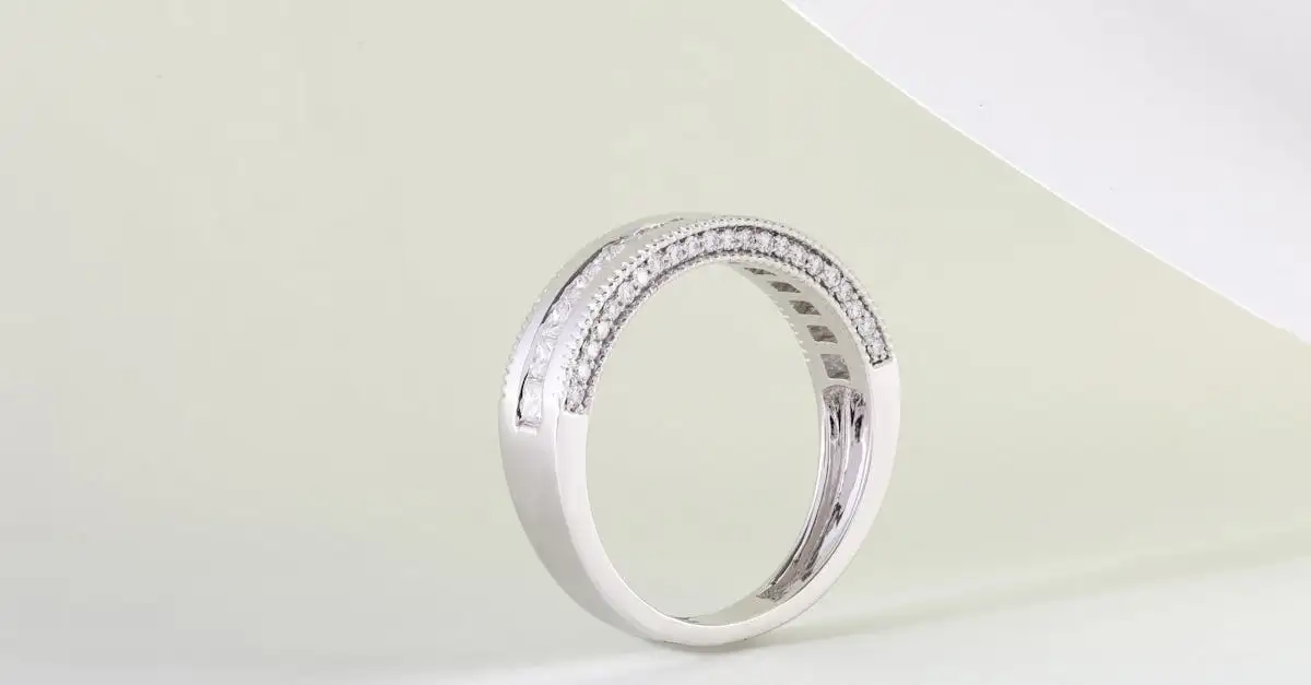 Bague de fiançailles en argent pour femme : modèles uniques