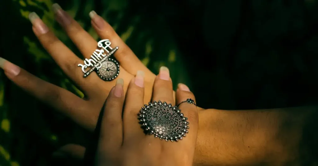 Bague Main : Découvrez nos collections uniques et élégantes