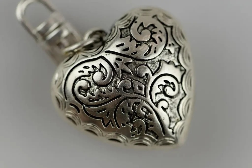 Broche Cœur : Bijou Élégant et Tendance pour Tous les Styles