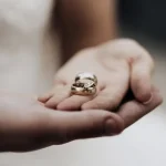 Histoire de la bague en or : symboles et traditions